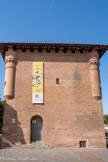 <center>Musée Saint-Raymond.</center>À l'origine se trouvait à cet emplacement une nécropole chrétienne remontant au IVe siècle qui s'étendait de part et d'autre de la voie romaine autour de la tombe de Saturnin, premier évêque de Toulouse, à proximité de la basilique Saint-SerninAncien hôpital pour les pauvres, fondé en 1075 par Raimon Gairart, chanoine de Saint Sernin et Guilhem IV, comte de Toulouse.
Transformé en collège dès le XIIIe siècle, ce bâtiment servit de presbytère au XIXe s., avant de devenir Musée en 1891.