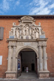 <center>L'église Saint-Pierre des Chartreux </center>Construite à partir de 1606, cette église fut consacrée en 1612. Surélevée et voûtée au XVIIIe siècle, elle devint église paroissiale à la Révolution, prenant ainsi la succession de Saint-Pierre-des-Cuisines. La Chartreuse de Toulouse, érigée en partie sur remplacement de l’ancien collège de Moissac, fut transformée en arsenal après 1792.  Le portail a été sculpté en 1613 par Antoine Bachelier, fils de Nicolas Bachelier, modifié par A. Legoust. Il donne non pas directement sur l'église mais sur un grand hall (appelé « atrium »), autrefois espace tampon entre la rue et le couvent.