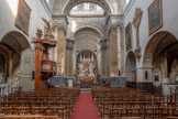 <center>L'église Saint-Pierre des Chartreux </center>Du fait de l'obligation d'accueillir du public, inhabituelle pour les Chartreux qui forment une communauté retirée du monde, le grand vaisseau central de l'église possède la particularité d'être divisé en deux parties. Elles sont séparées par un maître-autel biface. On trouve d'un côté la nef dite « des fidèles », accessible à tous, et de l'autre côté le chœur, appelé improprement « nef des moines », autrefois réservé aux religieux. L'importance donnée à la nef des fidèles dans l'église pourrait également être un geste de remerciement des Chartreux envers les Toulousains qui auraient soutenu les pères dans une dispute avec le corps de ville sur une question fiscale.