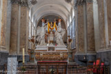 <center>L'église Saint-Pierre des Chartreux </center>Le maître-autel assurant par sa monumentalité la fonction de séparation de l'espace réservé au public et de celui réservé aux moines, il était nécessaire qu'il soit double face pour servir à l'office aussi bien d'un côté que de l'autre. Construit avec diverses espèces de marbres (notamment pyrénéens), le maître-autel est édifié à partir de 1780 d'après les dessins de François Cammas. Il est orné d'une sculpture représentant les anges couronnant le Saint Sacrement réalisée par François Lucas en 1785 et classée au titre des monuments historiques. Les deux anges monumentaux en marbre blanc de Carrare témoignent de la virtuosité de François Lucas, qui s'illustre alors comme le meilleur sculpteur toulousain de son temps. La pose, les drapés, les traits délicats des visages des deux anges (l'un plutôt masculin et l'autre plus féminin) font de cet autel exceptionnel l’œuvre maîtresse de sa carrière de sculpteur.