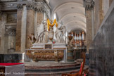 <center>L'église Saint-Pierre des Chartreux </center>Autel couvert d'un placage de marbre jaspé de Sicile. Les teintes variées des marbres constituant les marches menant à l'autel seraient une évocation des étapes du sacrifice du Christ: en rouge nervé de blanc la flagellation et le chemin de croix, en rouge nervé de gris la crucifixion, en noir la mort, en rouge nervé de blanc la mise au sépulcre et le passage aux Enfers, et enfin en blanc la résurrection.