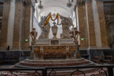 <center>L'église Saint-Pierre des Chartreux </center>Le maître-autel vu de l'espace  réservé aux moines.