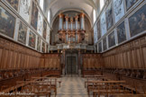 <center>L'église Saint-Pierre des Chartreux </center>Le chœur des Chartreux est composé de 62 stalles sculptées datant du XVIIe siècle, et est fermé par une grille de la même époque.
 Au dessus des stalles se déroulent en deux niveaux quatre séries de représentations artistiques.