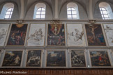 <center>L'église Saint-Pierre des Chartreux </center>Le premier niveau est partagé alternativement entre d'une part des scènes en noir et blanc de la vie de saint Bruno, fondateur de l'ordre des Chartreux, attribuées à François Fayet, et d'autre part des fresques représentant les grandes figures de l'érémitisme chrétien (saint Paul de Thèbes, saint Antoine du T, etc.). Au second niveau, les fresques représentant des scènes de la vie du Christ alternent avec des bas-reliefs en stuc qui présentent des allégories des vertus cardinales et monacales, réalisés par Pierre Lucas (père du sculpteur des anges du maître-autel).