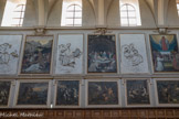 <center>L'église Saint-Pierre des Chartreux </center>Le premier niveau est partagé alternativement entre d'une part des scènes en noir et blanc de la vie de saint Bruno, fondateur de l'ordre des Chartreux, attribuées à François Fayet, et d'autre part des fresques représentant les grandes figures de l'érémitisme chrétien (saint Paul de Thèbes, saint Antoine du T, etc.). Au second niveau, les fresques représentant des scènes de la vie du Christ alternent avec des bas-reliefs en stuc qui présentent des allégories des vertus cardinales et monacales, réalisés par Pierre Lucas (père du sculpteur des anges du maître-autel).