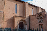 <center>L'église Saint-Pierre-des-Cuisines.</center>Le nom Saint-Pierre-des-Cuisines provient d'une version francisée de Coquinis, désignant de petits artisans. L'histoire raconte que des pêcheurs de la région avaient jadis honoré saint Pierre en lui dédiant un prieuré. Le nom de ces Coquins de l'époque gallo-romaine a donc été attribué par Guilhem IV à l'édifice lorsqu'il le confia à l'abbaye de Moissac. L'enfeu abrite un sarcophage.