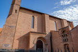 <center>L'église Saint-Pierre-des-Cuisines.</center>À partir du XIIe siècle, l'église est un haut lieu public. En 1189, le comte Raymond V y reconnaît les privilèges de la commune de Toulouse dirigée par des capitouls. Ce geste est renouvelé par Raymond VI en 1195, et par Raymond VII en 1222.
C'est à cet endroit que Simon de Montfort signe la reddition toulousaine. C'est aussi dans ces murs que les comtes prennent l'habitude de rassembler le peuple toulousain.
En 1286, les Coutumes de la ville y sont officiellement promulguées.