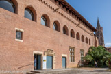 <center>Musée Saint-Raymond</center>Le bâtiment actuel, daté de 1523, est l'œuvre du maçon Louis Privat, qui réalisera quelques années plus tard l'hôtel de Jean de Bernuy. Il a été financé en partie par Martin de Saint-André, prieur du collège, et son père, Pierre de Saint-André. Au rez-de chaussée, le tinel, qui comportait une grande cheminée, servait de salle de réception et de réfectoire, et l'étage était consacré aux chambres des étudiants. Entre 1868 et 1871, il est restauré par Eugène Viollet-le-Duc qui supprime les traces de la chapelle démolie et construit une quatrième tourelle d'angle, ajoute deux murs de refend à l'intérieur et de nombreuses cheminées crénelées qui accentuent l'aspect médiéval de l'ensemble.