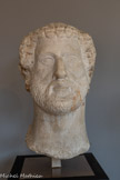 <center>Musée Saint-Raymond</center>Antonin le Pieux (86-161), empereur de 138 à 161 Béziers.
Sculpté entre 138 et 161. Marbre. <br>
Ce portrait monumental de l’empereur Antonin. le Pieux provient du forum de Boeterroe (Béziers).Sa présence dans la cité pourrait s’expliquer soit par ses origines nimoises de sa famille, soit par la tradition d'ériger une statue de l'empereur lors de son avènement.
La sculpture est toutefois inachevée : seul le visage, déjà poli, a été entièrement travaillé,