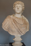 <center>Musée Saint-Raymond</center>Portrait de Caracalla enfant. Fils de Septime Sévère et Julia Domna, frère de Géta 188 - 217
Empereur de 211 à 217 Marbre de Goktepe (Turquie)
Type « de l'arc des Argentara »
198-20A. <br>
Lucius Septimius Bassianus, dit Caracalla, fils de l'Africain Septime Sévère et de la syrienne Julia Domna, est né à Lyon en 188. Ce portrait est très proche de celui que l'on peut voir sur l'arc des Argentiers, à Rome, où il fera effacer les reliefs de son épouse, Plautille, répudiée, ainsi que de son beau-père, Plautien.
La date de création de ce type de portrait doit remonter à 198, alors que Caracalla avait été élevé au rang d'Auguste. Il avait 8 ans. On connaît aujourd'hui une quarantaine d'exemplaires similaires. Celui des musées du Vatican est le plus proche, par son style, du portrait découvert à Chiragan. Le buste n'a été reconnu qu'en 2011 comme la partie manquante de cette œuvre ; sa couleur trahit un contexte d’enfouissement différent.