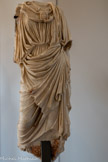 <center>Musée Saint-Raymond</center>La Statuette d'Athéna de type Velletri est une sculpture en marbre de Göktepe (Turquie). C'est une réplique romaine datée du IIe siècle de notre ère d'une statue grecque en bronze d'Athéna, réalisée dans la seconde moitié du Ve siècle av. J.-C. par le sculpteur Crésilas.  Elle est habillée du péplos et de l'himation (équivalent au pallium romain). Autour de son cou, Athéna porte l'égide, identifiable grâce au gorgonéion. Le style de cette statuette, dit Pallas de Velletri, dérive de la statue colossale de l'Athéna aujourd'hui exposée au musée du Louvre. Grâce aux autres répliques, on peut imaginer que la déesse portait un casque et tenait une lance dans la main droite.