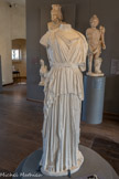 <center>Musée Saint-Raymond</center>Athéna
Moulage en plâtre d'une œuvre originale en marbre blanc prêtée pour l'exposition C'est CANON ! L'art chez les Romains présentée à Lyon (Lugdunum, Musée et théâtres romains), du 24 septembre 2025 au 30 juin 2026. IIe siècle ? <br>
Athéna (Minerve à Rome), déesse de la raison, de l'intelligence et de la guerre, avait inventé la double-flûte. Remarquant qu'en jouer déformait son visage, elle jeta l'instrument de musique et interdit à quiconque de s'en servir.
La suite de cette histoire a été illustrée par le sculpteur grec Myron vers 460 avant notre ère. On y voyait le silène Marsyas jaillissant d'un fourré pour s'emparer de l'instrument de musique. Athéna l'arrêtait d'un geste autoritaire.
La statue de Chiragan n'était donc pas isolée à l'origine. Les répliques romaines conservées au Vatican et à Francfort permettent de la restituer.