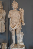 <center>Musée Saint-Raymond</center>Harpocrate.
Marbre blanc. IIe-IIIe siècle. <br>
Harpocrate est assimilé à Horus, fils d'Isis et d'Osiris. Il portune corne d’abondance, symbole de fertilité et de fécondité. Le cou et les jambes ont reconstitués. Le bras droit n'a pas été complété car on ne connait pas la position exacte de la main. Il devait pointer son index devant la bouche. Ce geste symbolise pour les Romains l’appel au silence car les rites liés à Isis étaient réservés aux initiés. Mais à l’origine, un hiéroglyphe égyptien signifiant « enfant (ou celui qui ne parle pas) » montrait le même geste. Cette statue est la plus grande représentation d'Harpocrate découverte en France.