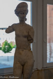 <center>Musée Saint-Raymond</center>Vénus.
Marbre
IVe siècle-début Ve siècle. <br>
Vénus, ou Aphrodite chez les Grecs, déesse de la séduction, de la fécondité et de la beauté, est très représentée dans le décor des résidences aristocratiques de l'Antiquité tardive. La main gauche de cette statue était dirigée vers les parties génitales, symboles de fécondité. Le modèle est l'Aphrodite de Cnide, œuvre du sculpteur grec Praxitèle (IVe s. avant n. è.). Un dauphin, dont on voit les vestiges au niveau de la hanche gauche, renvoyait à l'épisode de sa naissance : Vénus est en effet née des flots. Le corps est ici plat, indice d'une date tardive et d'un atelier de sculpteurs de Méditerranée orientale.
