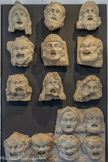 <center>Musée Saint-Raymond</center>Masques de théâtre. Marbre blanc.
Époque romaine. <br>
Ces reliefs évoquent les masques en cuir portés par les acteurs et représentent les principaux genres du théâtre antique : la tragédie, la comédie et le drame satirique.
Le nombre des acteurs présents sur la scène était réduit et un même individu pouvait incarner, grâce au masque, plusieurs rôles dans une même pièce : femme, esclave, vieillard...
Le masque identifiait le personnage dès son entrée en scène et servait également de porte-voix.
Cet ensemble est proche de petits tableaux (pinakes) ou de frises, en marbre, qui évoquaient plus ou	 moins 	directement le dieu du théâtre, Dionysos (le Bacchus des Romains). Celui-ci a souvent été figuré sous la forme d'un simple masque barbu accroché à un pilier habillé. Il est donc le dieu-masque et l'une des rares divinités dont le culte promet l'éternité. Les masques représentés dans les décors peuvent se lire comme une allégorie de la transformation, celle de l'acteur comme du fidèle qui recherche un au-delà radieux.