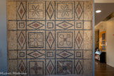 <center>Musée Saint-Raymond</center>Mosaïque
Tesselles de marbre, pierre, terre cuite. Époque romaine.
Deux panneaux de mosaïque ont été exhumés du site de Chirgan avant 1835. Seul celui-ci a été conservé.
A l'époque romaine, les mosaïques décoraient les sols des thermes, des salles de réception, des salles à manger ou encore des chambres. En l'absence de contexte archéologique connu, il est impossible de savoir dans quelle pièce de la villa cette mosaïque avait été placée.