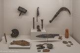 <center>Musée Saint-Raymond</center>Les artisans gaulois formaient de véritables corps de métiers, exploitant les ressources naturelles avec un savoir-faire remarquable. Maréchaux, charrons, fondeurs, tanneurs, maroquiniers, boisseliers...
À Toulouse comme ailleurs, ces spécialistes fabriquaient objets du quotidien, biens de prestige et offrandes destinées aux divinités.
Les artefacts en matériaux organiques sont rarement conservés, à moins qu'ils n’aient séjourné longtemps dans de l’eau, par exemple au fond d’un puits, à l’abri de l'oxygène qui provoque la décomposition. Une fois à l’air libre, ils se dégradent rapidement et nécessitent une restauration complexe.
Les découvertes de vêtements ou de métiers à tisser en bois sont très rares. L’activité du tissage est donc essentiellement connue par les instruments en terre cuite (10-11). <br>
Maillet. Toulouse, ancienne caserne Niel. Bois. 
Bouchon. Toulouse, ancienne caserne Niel. Liège. 
Sifflet. Vieille-Toulouse. Buis.
Semelle de chaussure, taille 35 ! Toulouse, ancienne caserne Niel. Cuir
Paroir ; herminette ; ciseau ; burin. Toulouse, ancienne caserne Niel. Fer.
Travail du métal : pelle à feu ; marteau ; creuset ; moule à anneaux. Fer, terre cuite. 
Couteau de boucherie. Vieille- Toulouse. Fer. 
Faucille. Vieille-Toulouse. Fer et bois. 
Travail du métal : pelle à feu ; marteau ; creuset ; moule à anneaux. Fer, terre cuite. 
Couteau de boucherie. Vieille- Toulouse. Fer. 
Faucille. Vieille-Toulouse. Fer et bois. 
Peson. 
Dévidoir. Fusaïoles. Toulouse, ancienne caserne Niel Terre cuite.