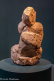 <center>Musée Saint-Raymond</center>Le chef-d’œuvre du musée.
Statue de personnage assis Vieille-Toulouse. Gneiss. Ier siècle avant notre ère.
Cette sculpture n’a peut-être rien d’impressionnant au premier regard, mais elle fait partie du cercle très fermé de la statuaire gauloise, dont il subsiste peu d’exemplaires. Elle a été mise au jour, fragmentée, dans une fosse creusée contre la paroi d’un temple à Vieille-Toulouse.
Le bras gauche repose sur la poitrine, tandis que le droit semble être tendu. La tête, très sommaire, se prolonge à l’arrière par une coiffe protubérante descendant jusqu’au socle. Elle pourrait figurer un guerrier accroupi.