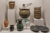 <center>Musée Saint-Raymond</center>Dans l’Antiquité, le vin revêtait une forte dimension symbolique.
Son commerce constitua l’un des principaux vecteurs des mutations sociales et culturelles qui touchèrent les sociétés celtes, en les ouvrant aux civilisations de la Méditerranée. Importé massivement en Gaule, le vin s’imposa comme un élément central du banquet, une tradition aristocratique d’origine grecque. Cette fête, organisée par un chef de clan, visait à souder sa communauté autour de lui et à fédérer sa clientèle. Cette pratique fut peut-être mise en œuvre à Tolosa grâce à une vaisselle en bronze et en terre cuite d'importation.
Situle. Vieille-Toulouse. Bronze. 
Simpulum (louche). Vieille-Toulouse. Bronze.
Chaudron. Vieille-Toulouse. Bronze. 
Seau. Vieille-Toulouse. Bois (if) et bronze. 
Gobelet. Vieille-Toulouse. Terre cuite à paroi fine.
Pot. Vieille-Toulouse. Terre cuite campanienne (Italie).
Couvercle de cruche. Toulouse, ancienne caserne Niel. Bronze. 
Assiettes. Vieille-Toulouse. Terre cuite campanienne (Italie).