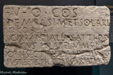 <center>Musée Saint-Raymond</center>Vieille-Toulouse (Haute-Garonne). Marbre.
47 av. notre ère (consulat de Quintus Fufius).
C’est l’une des plus anciennes inscriptions latines retrouvées en Gaule. Elle mentionne la construction d'un temple. L’inscription indique que ce monument avait été financé par un groupe d'hommes libres, romains ou italiens, et d’esclaves aux noms grecs provenant peut-être de Grande Grèce (Italie du Sud).