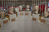 <center>Musée Saint-Raymond</center>Marcus Vipsanius Agrippa
64-63 av. n. è. -12 av. n. è
Général et amiral de génie, Agrippa épouse Julie sur décision de l’empereur. L'objectif était d'assurer la succession dynastique d’Auguste.
<br>Julie
39 av. n. è. -14 de n. è.
Béziers (Hérault). Marbre, vers 12-11 av. n. è.
Ce portrait, celui d’Agrippa et ceux de leurs enfants, Agrippa Postumus et Agrippine l’Ancienne, auraient été conçus par le même atelier de sculpteurs. <br> Octave-Auguste
63 av. n. è. -14 de n. è.
Béziers (Hérault). Marbre, vers 35-36 av. n. è. Empereur de 27 av. n. è. à 14 de n. è.
Il s’agit de l'un des plus anciens portraits conservés d’Octave. Sa statue, d’abord présentée seule, fut rejointe vingt ans plus tard par celles d’Agrippa, Julie et leurs enfants<br> Livie
58 av. n. è. - 29 de n.è.
Béziers (Hérault). Marbre, vers 14-23
Livie, âgée, aurait été rajoutée au groupe dynastique sous le règne de son fils, Tibère. Veuve, elle est alors prêtresse du culte d’Auguste, son mari divinisé.
<br> Tibère
42 av. n. è. - 37 de n. è.
Béziers (Hérault) Marbre, vers 14-23 Empereur de 14 à 37
Les portraits de Tibère créés lors de son avènement au pouvoir sont marqués par le réalisme et s’opposent à l'idéalisation classique de ceux d’Auguste. <br> Antonia la jeune
36 av. n. è. - 37 de n. è.
Fille de Marc Antoine et d’Octavie (sœur d’Octave)
Béziers (Hérault). Marbre, vers 29-37
Un ressaut au sommet du crâne correspondrait au rebord du voile que portait la prêtresse du culte impérial, charge dont elle hérita en 29 à la mort de Livie.