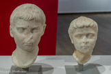 <center>Musée Saint-Raymond</center>Agrippa Postumus
12 av. n. è. -11 de n. è.
Béziers (Hérault). Marbre, vers 12-11 av. n. è.
Son nom signifie qu'il vit le jour après le décès de son père, Agrippa. La frange évoque celle d’Auguste et indique qu’il était désigné comme l’un de ses successeurs.
<br> Agrippine l’Ancienne 14 av. n. è. - 33 de n. è.
Béziers (Hérault). Marbre, vers 12-11 av. n. è.
Âgée d'environ trois ans, Agrippine a des traits proches de ceux de son frère, Agrippa Postumus. Comme sa mère, elle est coiffée à la mode de la fin du Ier siècle avant notre ère.