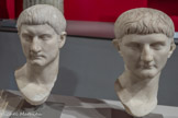 <center>Musée Saint-Raymond</center>Drusus le Jeune
15 ou 12 av. n. è. - 23 de n.è.
Béziers (Hérault). Marbre, vers 14-23
Comme pour Germanicus, cette tête est l’exemplaire de référence pour les portraits de Drusus. Les deux portraits ont apparemment été conçus par un même sculpteur.
<br> Germanicus
15 av. n. è. - 23 de n.è.
Béziers (Hérault). Marbre, vers 14-23
Le dessin des mèches de la frange reprend celui de son oncle Tibère, mais inversé. Ainsi est désigné ce successeur que Tibère dut adopter sur l’ordre d’Augus