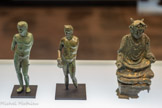 <center>Musée Saint-Raymond</center>MERCURE, LE DIEU À TOUT FAIRE
Muret; Pouy-de-Touges; Cazères, Saint-Cizy (Haute-Garonne). Bronze. Époque romaine. 
Dieu des voyageurs, des commerçants et même des voleurs, Mercure était aussi messager des dieux et guide des âmes des morts. Il était très populaire à l’époque romaine.
En Gaule, il fut parfois représenté à la mode celtique: assis en tailleur et vêtu d’une tunique et de braies (pantalons).