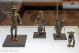 <center>Musée Saint-Raymond</center>Mars, Esculape, Fortune, Amour.
Vallée de l’Aude; Muret (Haute-Garonne); L’Isle-sur-Tarn (Tarn); Caraman (Haute-Garonne). Bronze. Époque romaine.
Ces petits bronzes étaient offerts dans les temples ou placés dans les laraires des maisons qui abritaient les statuettes devant lesquelles on honorait les dieux protecteurs de la famille.