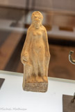 <center>Musée Saint-Raymond</center>Toulouse. Terre cuite moulée. Époque romaine. 
Vénus, accompagnée d'un enfant (sans doute un Amour), apparaît ici dans son rôle de protectrice des maternités. Ce type de statuette, très répandu à l’époque romaine, était produit en série dans les ateliers de potiers.