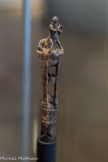 <center>Musée Saint-Raymond</center>Manche sculpté au centaure
Toulouse, découvert en 1989, à l'angle des rues Sainte-Anne/Saint-Jacques. Ivoire d’éléphant. Fin du Ier ou IIe siècle. 
Ce manche d'ustensile (peut-être une cuillère à encens) est une découverte rare.
Au sommet, le centaure Chiron joue de la lyre, assis sur un rocher posé sur un bassin à trois pieds en forme de pilastres cannelés. Chaque pilastre est surmonté d'un chapiteau gravé d'un personnage. Le trépied repose sur une frise de masques de théâtre avec un canthare. Ce décor évoque l’univers de Bacchus/Dionysos.