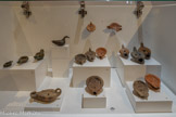 <center>Musée Saint-Raymond</center>Pour s’éclairer la nuit, on utilisait, aussi bien en intérieur qu’en extérieur, toutes sortes de luminaires portatifs : lanternes, chandeliers mais aussi des lampes en terre cuite ou en bronze.
Pour ces dernières, le combustible était de l’huile végétale (olive, ricin, noix, noisette, lin).
La lampe était fermée par un médaillon, qui protégeait l’huile, précieuse, et empêchait les rongeurs de venir la laper. Ce médaillon était orné de décors variés: motifs végétaux, animaliers, représentations humaines, scènes mythologiques ou érotiques.