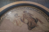 <center>Musée Saint-Raymond</center>Thétis et Triton
Saint-Rustice (Haute-Garonne), mosaïque découverte en 1833. Marbre, brique, mortier Ive - Ve siècle.
Dépôt du musée d'Archéologie nationale.
Les noms des personnages, Thétis et Triton, sont inscrits en grec et non en latin. Faut-il y voir la volonté du propriétaire d'afficher son érudition ? Ou la persistance de cette langue au sein de l'élite ? Ce panneau, le plus complet de l'ensemble dSaint-Rustice, ornait une abside. Il met en scène Thétis, la mère du héros grec Achille, et un dieu marin, Triton. Thétis est richement parée d’un collier et de perles dans sa chevelure.