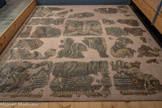 <center>Musée Saint-Raymond</center>Le dieu Océan
Saint-Rustice (Haute-Garonne), mosaïque découverte en 1833. Marbre, brique, mortier.
IVe-Ve siècle.
Ces mosaïques décoraient vraisemblablement le sol d’une salle des thermes (vestiaire?) d’une vaste demeure.
La figure centrale, le dieu Océan, était cernée de divinités marines représentées sur les sols de six absides. L’ensemble mesurait 13 m de long pour 2,80 m de large.
Océan, la bouche ouverte, laisse s’écouler les flots.
De ses oreilles en cornet s’échappent des serpents, et des ondulations de sa barbe, deux dauphins. 
Derrière lui, des amours déploient une tenture luxueuse.