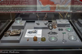 <center>Musée Saint-Raymond</center>« La Dame de Seysses »
Fouilles Bureau d'investigations archéologiques Hadès (2018).
Boutbènes des Vitarelles (Seysses, Haute-Garonne)
Tombe dite « de la Dame de Seysses » Deuxième moitié du Ve siècle - début du VIe siècle.
Situé un peu à l'écart des autres tombes, un sarcophage en calcaire contenait la dépouille d'une femme d'une vingtaine d'années dont l'identité reste inconnue. Elle appartenait certainement à une famille germanique importante: de riches objets de parure ont été découverts dans sa tombe. <br> 
1. Boucle de ceinture en fer, argent, grenats.. Objet découvert au Vernet (31), similaire à celui de Seysses (en restauration).
2. Ensemble de petites perles en verre. .
3. Monnaie en bronze (nummus). IVe siècle. 
Objets provenant de la tombe d'un enfant (Seysses).
Deuxième moitié du Ve siècle - début du VIe siècle
4. Paire de fibules (broches). 
5.  Boucle de ceinture en fer, tôle d'argent, pierres et verroteries. 
 6. Perles en ambre, verre et petites perles vertes
Objets provenant d'autres tombes du site funéraire de Seysses.
Ve siècle - début du VIe siècle.
7. Perles en pâte de verre. .
8. 200 perles en pâte de verre. 
9. Boucle de ceinture en fer.
10. Bague en bronze gravée d'une croix..
11. Perles doubles en verre et poudre d'or. 
12. Épingles. Or. Poids : 3,44 g et 3,56 g. Première moitié du Ve siècle.