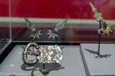 <center>Musée Saint-Raymond</center>Paire de fibules en alliage de cuivre. Seconde moitié du e siècle <br>
Boucle de ceinture en fer, placage en argent. Seconde moitié du Ve siècle.
