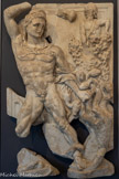 <center>Musée Saint-Raymond</center>Hercule et l'Hydre de Lerne. Deuxième des douze travaux. Grèce, Péloponnèse, Argos.
L'Hydre de Lerne était un monstre à plusieurs tètes élevé par Junon (l'Héra grecque) pour servir d'épreuve à Hercule (Héraclès). Ses gueules dégageaient un souffle mortel. Même coupées, elles renaissaient sans cesse. Au fur et à mesure qu'Hercule les décapitait, son neveu lolaos cautérisait les plaies avec des charbons ardents pour éviter leur repousse.
Le relief représente la fougue du combat. En haut à droite, beaucoup plus petit que le héros gigantesque, lolabs s'apprête à agir. Derrière la cuisse droite d'Hercule, la tête de griffon est l'une des extrémités décorées de l'arc offert par Apollon.
La manière de traiter le corps d'Hercule, muscles sur-développés et position des jambes, correspond à des schémas mis en place plusieurs siècles auparavant en Grèce orientale (Turquie actuelle) et sans cesse réutilisés dans l'art romain. Observez la posture du héros. Elle est identique sur plusieurs des reliefs de ce cycle.