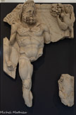 <center>Musée Saint-Raymond</center>Hercule et les oiseaux du lac Stymphale. Sixième des douze travaux. Grèce, Péloponnèse.
Ces grands oiseaux carnassiers, aux becs, ailes et pattes de bronze provoquaient des ravages autour du lac Stymphale. Certaines versions du mythe les présentent comme des oiseaux aux plumes métalliques acérées qu'ils lançaient comme des flèches contre leurs ennemis. Ils détruisaient les récoltes et tuaient les hommes. Pour les déloger des arbres sur lesquels ils étaient perchés, Hercule (l'Héraclès grec) utilisa des castagnettes de bronze, cadeau d'Athéna. Le son effraya les oiseaux ; ils s'envolèrent des feuillages et, ainsi exposés aux flèches du héros, furent abattus les uns après les autres.
Ici, Hercule, un carquois rempli de flèches dans le dos, regarde les oiseaux tomber. En haut à droite : un oiseau, transpercé d'une flèche, chute d'un arbre ; un second est à terre.