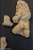 <center>Musée Saint-Raymond</center>Hercule et le roi Diomède. Fin du IIIe siècle. Huitième des douze travaux. Thrace.
Le roi Diomède possédait quatre juments qu'il nourrissait de chair humaine. Hercule (l'Héraclès grec) fut chargé par Eurysthée de capturer ces bêtes.
Il commença par tuer le roi pour le donner en pâture à ses juments et les dompter. Il put ainsi les emmener docilement.
Sur ce relief, le héros maintient fermement le roi par la chevelure, tandis que Diomède, se débattant, saisit Hercule à la cuisse. Seule une tête des juments de Diomède a été retrouvée.
Observez les poils de la léonté dont la crinière se répand sur la tête et les épaules d'Hercule.