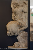 <center>Musée Saint-Raymond</center>Hercule et la ceinture de la reine des Amazones. Neuvième des douze travaux. Asie Mineure, Cappadoce.
Hippolyté était la reine des Amazones, un peuple de guerrières. Elle possédait une ceinture en or convoitée par la fille d'Eurysthée. Hercule (l'Héraclès grec) réussit à convaincre la reine de lui céder sa ceinture. Mais Junon (l'Héra grecque) fit courir le bruit qu'Hercule voulait enlever Hippolyté. Furieuses, les Amazones engagèrent le combat contre le héros qui se termina par la mort de la reine.
La scène représente l'affrontement entre Hercule, dont il ne reste qu'un pied, et Hippolyté sur son cheval. Elle Grandit sa double hache de la main droite ; à ses pieds, se trouve le petit bouclier en forme de croissant de lune des Amazones. Hippolyté est coiffée du bonnet phrygien, typique de la région dans laquelle se situe l'action. Sa tête ressemble beaucoup a celle d'Attis sculptée sur un médaillon voisin.
Sur tous ces reliefs, le dynamisme des scènes est rendu par le débordement des personnages et des objets sur le cadre. De plus, ici, le mouvement est donné par la position du cheval, vu en perspective depuis l'arrière.