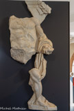 <center>Musée Saint-Raymond</center>Hercule et les Pommes d'Or des Hespérides 
Saint-Béat (Haute-Garonne)
Fin du IIIe siècle. 
Onzième des douze travaux. Mont Atlas. <br>
Junon (l'Héra grecque) avait reçu en cadeau de mariage de Gaïa (déesse de la terre) des pommes d'or. Elle les fit garder, là où le soleil se couche, par un serpent immortel et trois nymphes du soir : les Hespérides.
Pour cueillir ces pommes d'or, le héros demanda l'aide du géant Atlas. Mais selon d’autres versions, Hercule (l’Héraclès grec) tua le serpent d'une flèche et cueillit lui-même les pommes. Eurysthée, ne sachant que faire des fruits	d'or, les rendit à Hercule qui les offrit à Minerve (l'Athéna grecque). Celle-ci les rapporta dans le jardin, car la loi	divine interdisait de les sortir du jardin des dieux.
Ici, le travail est achevé. Hercule tient les fruits dans sa main gauche, la lanière du carquois en travers du corps. Observez, en haut à droite, parmi les feuilles, le reste d'une flèche : celle qui a tué le serpent.
La composition de ce relief est très similaire à celui qui représente Hercule et les oiseaux du lac Stymphale.