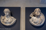 <center>Musée Saint-Raymond</center>Hygie
Marbre blanc de Saint-Béat (Haute-Garonne)
Fin du IIIe siècle
Hygie était une personnification de la santé, de la propreté et de l'hygiène. Comme son père Esculape, elle est associée à un serpent qui, souvent, boit dans une coupe. La coupe au serpent est devenue l'emblème des pharmaciens. Ici, l'animal ondule entre les épaules de la déesse.
<br>
Esculape
Marbre blanc de Saint-Béat (Haute-Garonne) Fin du IIIe siècle.
Esculape (l'Asclépios grec) était considéré comme le dieu de la médecine. Il soulageait la souffrance et ressuscitait les morts.
Le serpent sculpté au-dessus de son épaule droite nous permet de le reconnaître. Le reptile fait référence à des forces bénéfiques ; sa mue étant le symbole de sa renaissance permanente. Il s'enroule parfois autour d'un bâton ; ce symbole est aujourd'hui l'emblème des professions médicales. Remarquez le traitement des yeux d'Esculape (d'aspect globuleux et aux larges paupières tombantes) ; les sculptures voisines ont reçu un traitement similaire. C'est une caractéristique du travail de l'atelier de sculpteurs qui a exercé à Chiragan à cette époque. Une autre figuration de cette divinité était présente à Chiragan, sous forme de statue ; elle
