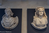 <center>Musée Saint-Raymond</center>Attis
Marbre blanc de Saint-Béat (Haute-Garonne).
Attis était le gardien du temple de la déesse Cybèle. Cette dernière en était très amoureuse. Dans un accès de jalousie, elle la rendit fou, le poussa à s'émasculer et le transforma ensuite en pin.
À Rome, tous les 22 mars, la procession de 1'« entrée de l'arbre » célébrait la mort d'Attis. Un pin coupé, décoré de bandes de laine rouge et d'instruments de musique, était porté jusqu'au temple de Cybèle. Observez attentivement le visage du jeune dieu et comparez-le à celui de la reine des Amazones Hippolyté représentée dans l’un des reliefs des Travaux d'Hercule. Ils se ressemblent beaucoup : mêmes bonnet phrygien et cheveux bouclés. Sans doute ont-ils été réalisés par le même atelier de sculpteurs.
<br>
Cybèle
Marbre blanc de Saint-Béat (Haute-Garonne)
Fin du llie siècle. Inv. Ra 3U i
Souvent nommée « Grande Mère des dieux », Cybèle était (a patronne de (a nature sauvage et de la fertilité.
On la reconnaît grâce à sa couronne (ici très endommagée) qui a la forme d'un rempart avec ses tours, recouverte d'un voile. La couronne symbolise la protection de la déesse en période de conflit. Le lile siècle est justement une période de guerres.
Le culte de Cybèle a commencé dans l'actuelle Turquie (en Phrygie) et s'est peu à peu répandu à l'ensemble du bassin méditerranéen.
En 204 avant notre ère, il est introduit à Rome où un temple lui est dédié sur la colline des origines de Rome : le Palatin.