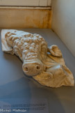 <center>Musée Saint-Raymond</center>Hercule et le taureau de Crète
Septième des douze travaux. Crète.
Un taureau furieux répandait la terreur sur l'île de Crète. Grâce à sa force surhumaine, Hercule parvint à le maîtriser par les cornes et à la ramener à son cousin Eurysthée. De ce relief ne subsiste qu'un fragment identifiable de très grande qualité. Observez la main d'Hercule qui empoigne l'une des cornes et son bras qui lui enserre le cou.