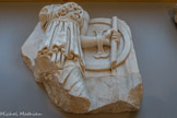 <center>Musée Saint-Raymond</center>Minerve (l'Athéna grecque)
Cette déesse a aidé Hercule pour certains de ses travaux. La mouluration qui passe sous le bouclier indique que ce fragment devait se trouver sur la bordure droite d'un des reliefs des Travaux d'Hercule. Il pourrait donc s'agir de la scène du jardin des Hespérides ou de celle figurant sur l'un des travaux qui n'ont pas été retrouvés.