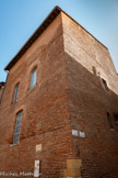 <center>Toulouse</center>La tour Maurand est un des plus importants édifices civils médiévaux de Toulouse. Conservée, malgré les transformations et les arasements successifs, elle est un rare exemple d'architecture romane civile dans la ville.
Construite au 12e siècle, cette tour, aujourd'hui partiellement arasée, formait l'angle d'un 