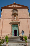 <center>Chapelle des Carmélites</center>La façade du pignon sud est décorée d'assises alternées de briques et de pierres. Le centre de cette façade est occupé par une niche où se trouve une Vierge, surmontée d'un petit fronton arrondi, avec acrotères. La partie supérieure de la façade est couronnée par un fronton triangulaire. Une rose avait été installée entre les deux frontons, puis fermée au 18e siècle lorsqu’a été peint l'apothéose de Sainte-Thérèse. La statue de la Vierge à l'Enfant se trouvant dans la niche centrale date de 1881 et remplace celle offerte en 1667 par un chanoine de Saint-Sernin, Jean de Cambolas. L'oculus a été fermé quand la décoration intérieure a été réalisée.