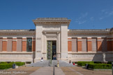 <center>Bibliothèque Municipale</center>Construite entre 1932 et 1935 par l’architecte Jean Montariol, la bibliothèque fait partie du vaste programme de grands travaux lancé à Toulouse en 1925 par la municipalité socialiste d’Étienne Billières. Elle constitue l'une des très rares - et la plus importante - bibliothèque publique édifiée en France durant l’Entre-deux-guerres. Elle se distingue par son modernisme : béton armé, toits-terrasses et organisation fonctionnelle des espaces en trois bâtiments dédiés aux services internes, au public et à la conservation.
La bibliothèque est un édifice emblématique du style Art déco, reconnaissable à ses lignes géométriques, ces angles droits et ses ornements raffinés. À cette architecture déjà impressionnante, l'architecte Jean Montariol a accordé une attention particulière au décor avec la volonté de réunir tous les arts : la sculpture, la ferronnerie, la peinture, la fresque, le vitrail et la mosaïque. L'ensemble du décor et de l’ornement, témoigne de l'importance accordée aux livres considérés comme la source essentielle du savoir. Au-dessus de la porte d’entrée, un cartouche de Georges Vivent, président de la Société des Artistes Méridionaux représentant deux putti, encadrent les armes de la ville.