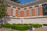 <center>Bibliothèque Municipale</center>Dans la cour, de part et d’autre de la porte d'entrée de la bibliothèque, se trouvent deux belles fontaines conçues par Henry Parayre, alors sous-directeur de l'École des Beaux-Arts de Toulouse. Elles prennent la forme de deux statues féminines représentant « la Jeune Littérature » et « la Littérature Classique » (ici). Ces œuvres symbolisent l’éclectisme des collections de la bibliothèque, tournées à la fois vers la tradition et vers la modernité. La Frise : l’histoire des arts et des lettres