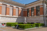 <center>Bibliothèque Municipale</center>« la Jeune Littérature ». Façade, frise décorative - bas-reliefs Sylvestre CLERC (1892-1958). Sculpteur.
L’œuvre monumentale s’étend sur plus de soixante mètres et retrace l’ensemble des âges de l’humanité, depuis la Préhistoire jusqu’aux découvertes scientifiques les plus contemporaines. Le décor propose une succession de thèmes universels : les légendes antiques, (latérales) ; l’histoire des arts et des lettres (à gauche de l’entrée) ; et l’histoire des sciences (à droite de l’entrée). À ces évocations majeures s’ajoutent des références régionales, comme les compagnons du Gai Savoir ou encore la ville de Toulouse, dévoilée par Cupidon (façades des latérales).